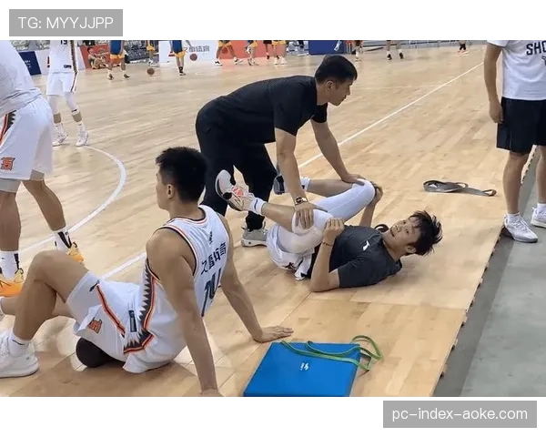 特写镜头：闫鹏飞完成隔人暴扣，替补席毛巾挥舞成海洋